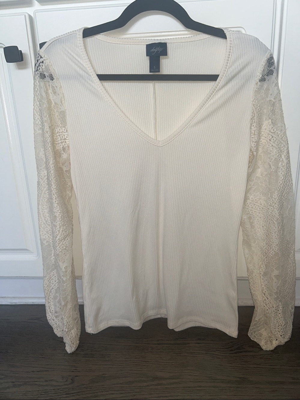 Daytrip by Buckle Ivory Ribbed V-Neck Top with Lace Long Sleeves